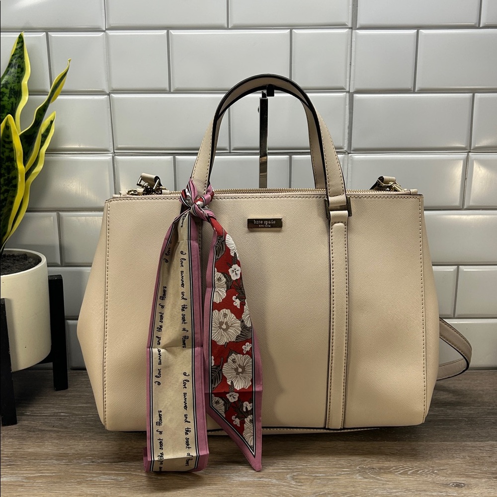 1589 Kate spade Elegant Cream Handbag 256221589